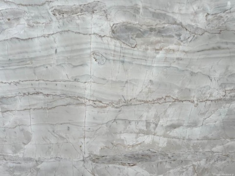 Detal dolomitu Perlatto White, naturalna struktura kamienia z subtelnymi przejściami tonalnymi