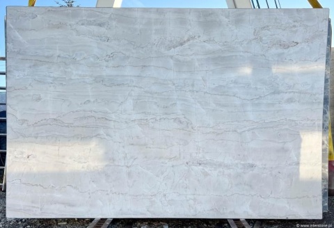 Perlatto White wykończenie natural, dolomit o matowej powierzchni i harmonijnym rysunku kamienia