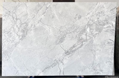 Detal dolomitu Salvatore, naturalna struktura kamienia z wyraźnymi żyłami i subtelnymi przejściami tonalnymi