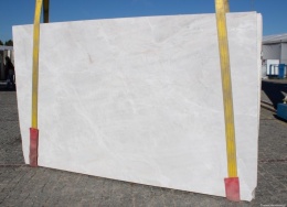 Sky White dolomit naturalny, jasna płyta w odcieniach bieli i delikatnej szarości, spokojna struktura kamienia