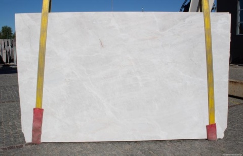 Detal dolomitu Sky White, naturalna struktura kamienia z miękkimi przejściami tonalnymi