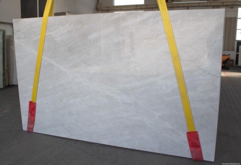 Dolomit Sky White 20 mm, jasny kamień naturalny z delikatnym użyleniem i spokojnym charakterem