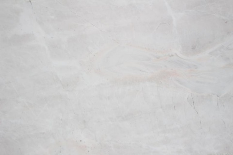 Sky White dolomit naturalny na stojaku, jasna płyta kamienna o eleganckim, stonowanym wyglądzie