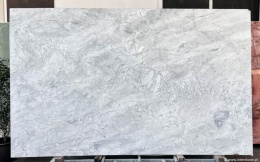 Super White dolomit naturalny 20 mm, jasna płyta z dynamicznym szarym użyleniem i mineralną strukturą