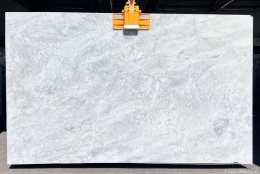 Płyta Super White dolomit naturalny, chłodna biel i srebrzysta szarość, wyrazisty rysunek kamienia