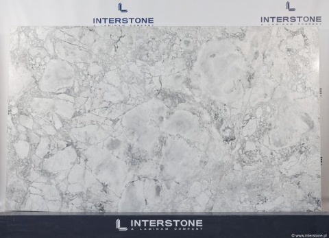 Super White polerowany, dolomit naturalny 20 mm z eleganckim połyskiem i kontrastowym rysunkiem