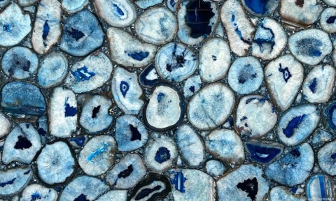 Agata Azul kamień szlachetny, naturalne niebieskie agaty o warstwowej strukturze, polerowana powierzchnia