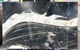 Płyta kwarcytu Amalfi z dynamicznym czarno-białym wzorem, wykończenie szczotkowane i postarzane