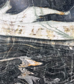 Płyta kwarcytu Amalfi z dynamicznym czarno-białym wzorem, wykończenie szczotkowane i postarzane