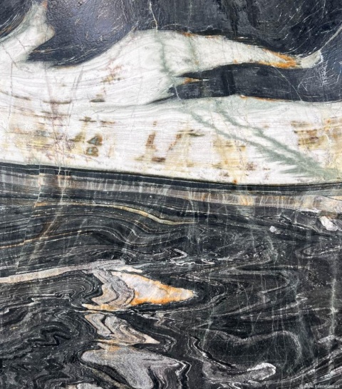 Płyta kwarcytu Amalfi z dynamicznym czarno-białym wzorem, wykończenie szczotkowane i postarzane