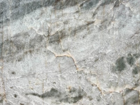 Płyta kwarcytu Barcelona w jasnych, zielono-szarych i kremowych odcieniach z naturalnymi żyłami