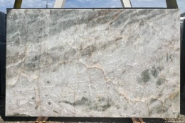 Płyta kwarcytu Barcelona w jasnych, zielono-szarych i kremowych odcieniach z naturalnymi żyłami