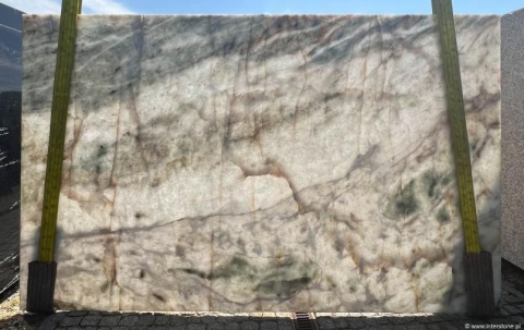 Płyta kwarcytu Barcelona w jasnych, zielono-szarych i kremowych odcieniach z naturalnymi żyłami