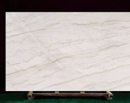 Kwarcyt Bianco Superiore w jasnym odcieniu z delikatnym żyłkowaniem.