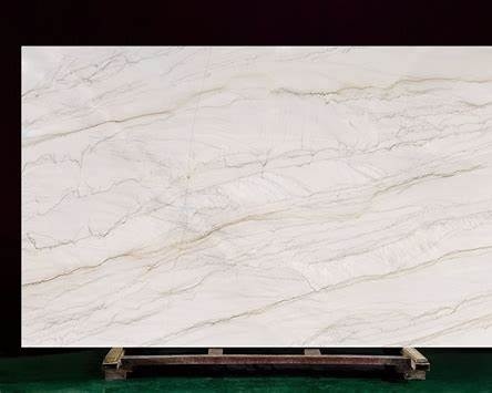 Kwarcyt Bianco Superiore w jasnym odcieniu z delikatnym żyłkowaniem.