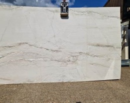 Kwarcyt Bianco Superiore w jasnym odcieniu z delikatnym żyłkowaniem.