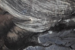 Płyta kwarcytu Black Raj z intensywnym falistym wzorem w czerniach i szarościach