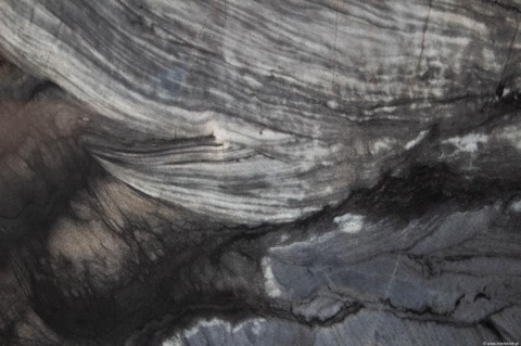 Płyta kwarcytu Black Raj z intensywnym falistym wzorem w czerniach i szarościach