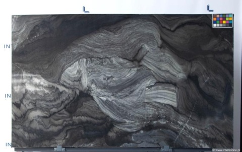 Płyta kwarcytu Black Raj z intensywnym falistym wzorem w czerniach i szarościach