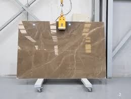 Płyta kwarcytu Bronze Armani w ciepłym brązowym odcieniu z jasnym żyłkowaniem