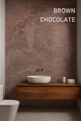Wizualizacja łazienki z kwarcytem Brown Chocolate na ścianie — ciepły brąz z jasnymi żyłkami, drewno, LED.