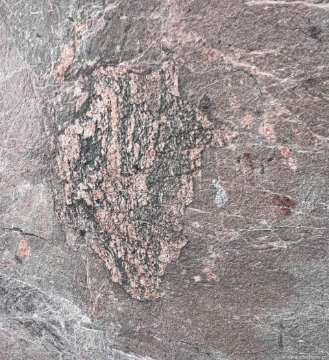 Płyta kwarcytu Brown Chocolate w ciepłym brązowo-kakaowym odcieniu, wykończenie szczotkowane.