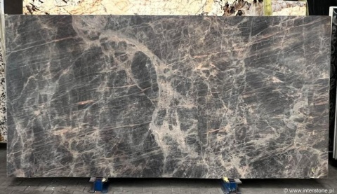Płyta kwarcytu Capolavoro w grafitowo-szarej kolorystyce z jasnym, dynamicznym żyłkowaniem.