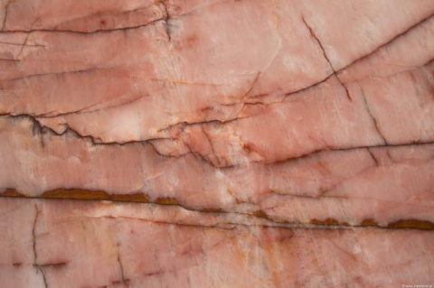 Płyta kwarcytu Cosmopolitan w pastelowo-różowych odcieniach z intensywnym, złotym żyłkowaniem.