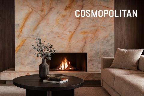 Wizualizacja salonu z kominkiem obłożonym kwarcytem Cosmopolitan — różowo-beżowa baza, złote i szare żyłki.