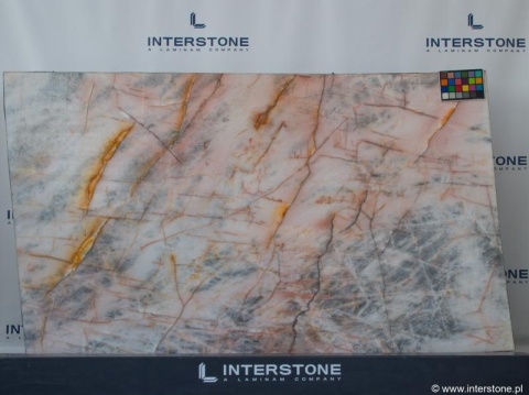 Płyta kwarcytu Cosmopolitan w mieszance różu, bieli i szarości z dynamicznym żyłkowaniem