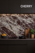 Wizualizacja kuchni z kwarcytem Cherry jako backsplash — burgundowa baza z jasnymi żyłkami, ciemne szafki.