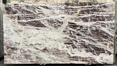 Płyta kwarcytu Cherry w burgundowo-białej kolorystyce z intensywnym, kontrastowym żyłkowaniem