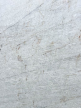 Zbliżenie kwarcytu Cristal Frosty z delikatną, krystaliczną strukturą i beżowymi mikrokreskami.