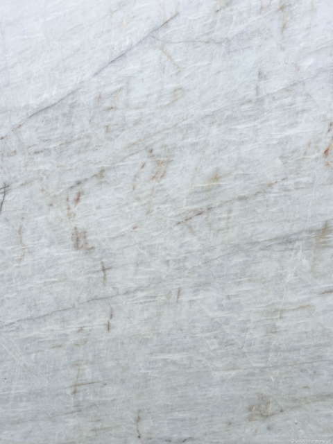 Zbliżenie kwarcytu Cristal Frosty z delikatną, krystaliczną strukturą i beżowymi mikrokreskami.