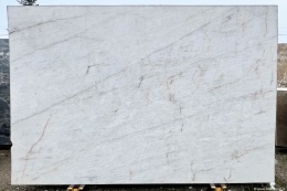 Płyta kwarcytu Cristal Frosty w jasnej, białoszarej kolorystyce z subtelnym żyłkowaniem