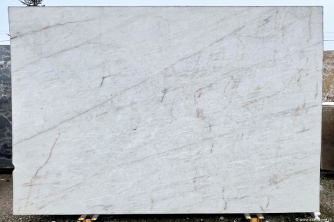 Płyta kwarcytu Cristal Frosty w jasnej, białoszarej kolorystyce z subtelnym żyłkowaniem