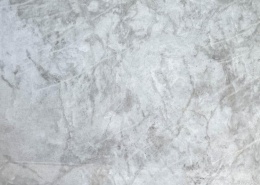 Zbliżenie krystalicznej struktury Cristal White z delikatnym beżowym żyłkowaniem