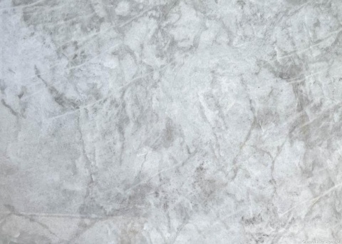 Zbliżenie krystalicznej struktury Cristal White z delikatnym beżowym żyłkowaniem