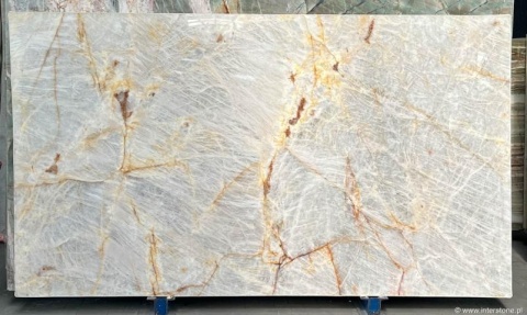 Płyta kwarcytu Cristal White w jasnej bieli z subtelnymi złotymi żyłami