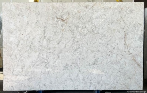 Jasna płyta Cristal White z drobną, perłowo-szarą strukturą i subtelnymi żyłkami.