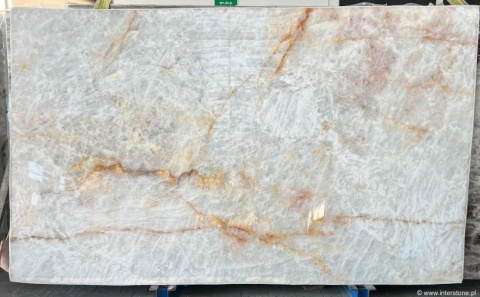 Jasna płyta Cristal White z drobną, perłowo-szarą strukturą i subtelnymi żyłkami.