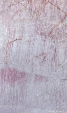 Zbliżenie struktury kwarcytu Cristrallo Pink, różowe pasma oraz złote i rdzawe żyłki