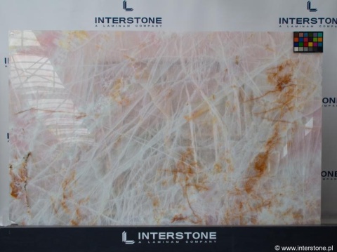 Kolejna płyta Cristallo Rosa WOW ukazująca różowe przejścia i krystaliczne tony