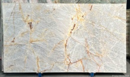 Cristallus White – zbliżenie struktury kwarcytu z białym tłem i rdzawo-złotymi żyłami