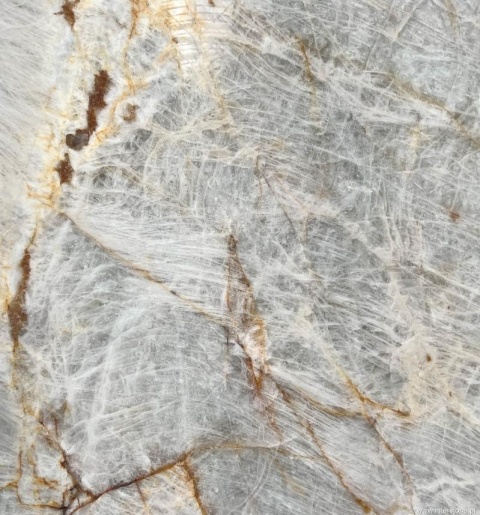 Cristallus White – zbliżenie struktury kwarcytu z białym tłem i rdzawo-złotymi żyłami