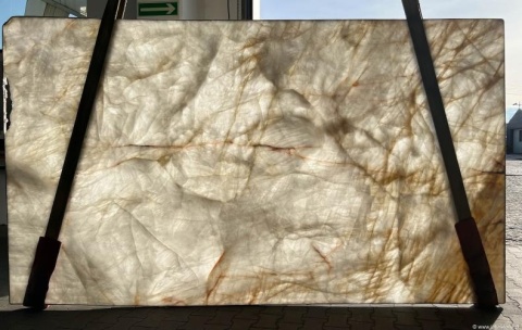 Crystal Baccarat 20 mm poler – półprzezroczysty kwarcyt z jasną i złotą strukturą, efekt backlit