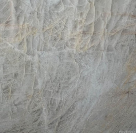 Zbliżenie kwarcytu Crystal Baccarat – włóknista biała i szara struktura z delikatnymi złotymi żyłkami.