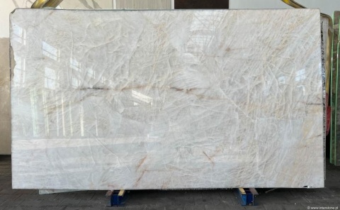 Crystal Baccarat poler 20 mm – jasny kwarcyt o krystalicznej, świetlistej strukturze