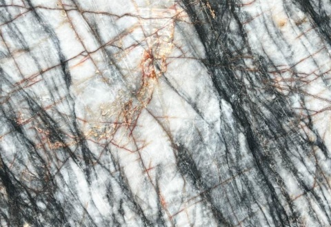 Detal powierzchni kwarcytu Crystallo Ash, jasne tło z grafitowymi żyłami.