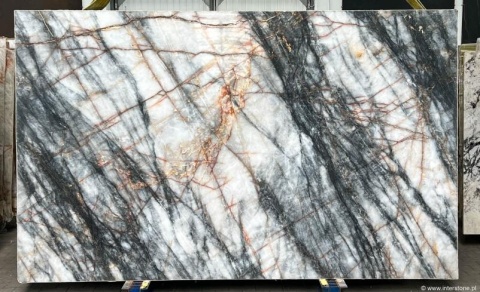 Podświetlony slab kwarcytu Crystallo Ash z grafitowymi żyłami i złotymi akcentami,